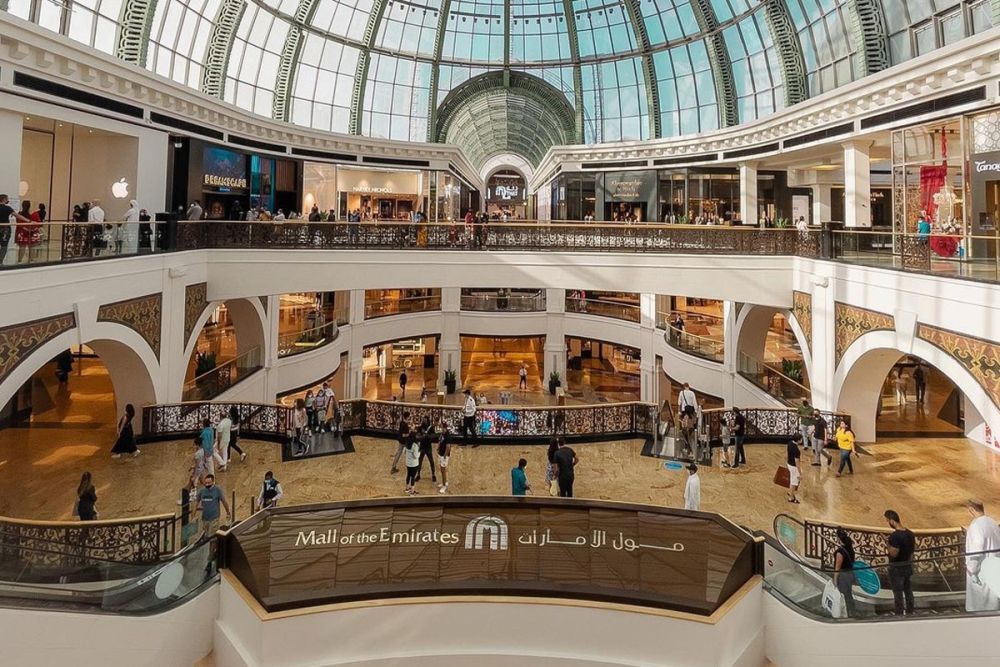 Mall of the Emirates, luxury mall in Dubai dedicated to shopping in prestigious places