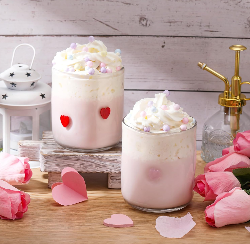 Rendez votre Saint-Valentin encore plus spéciale avec des verres à motifs de cœurs remplis de délicieuses boissons et de crème fouettée.