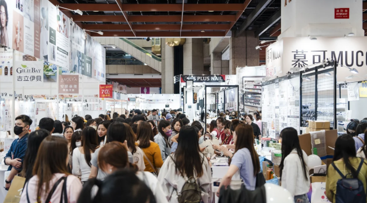 PEople walking at BeautyExpo Taipei